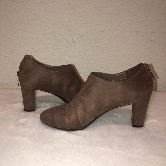 Aerosoles Central Avenue Heel Rest  Booties  Size: 8.5 - Picture 1 of 8